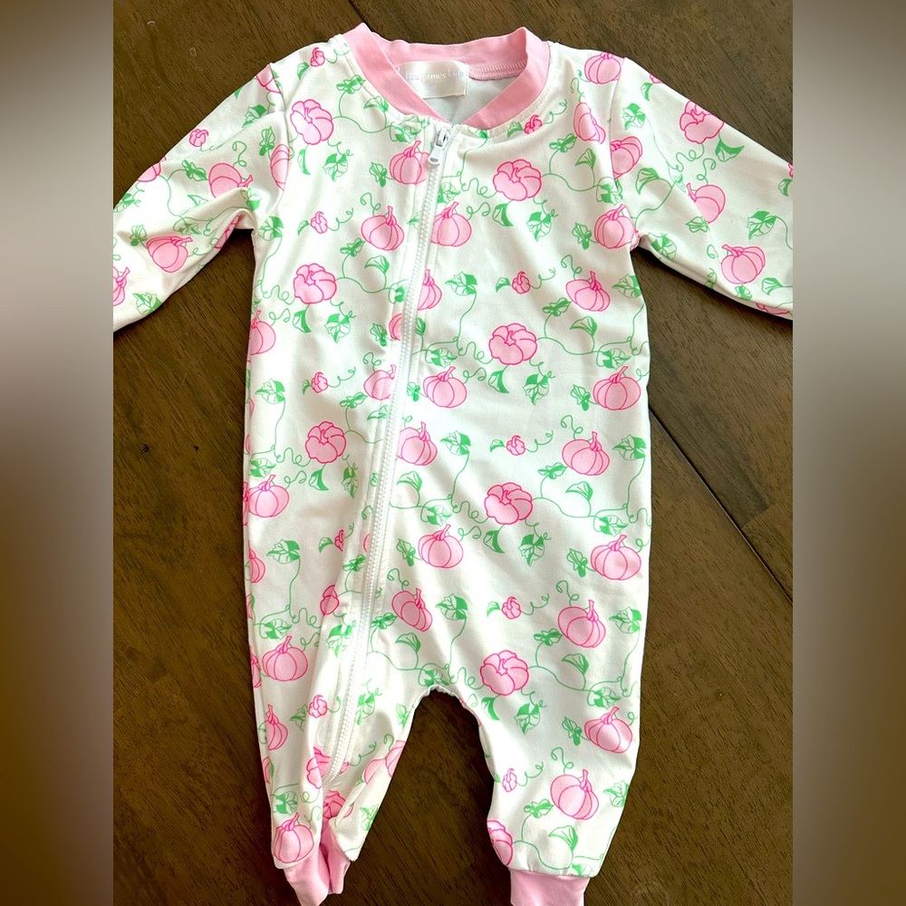 Eliza James Kids baby girl zipper pumpkin sleeper. 3 months. Ruffle back